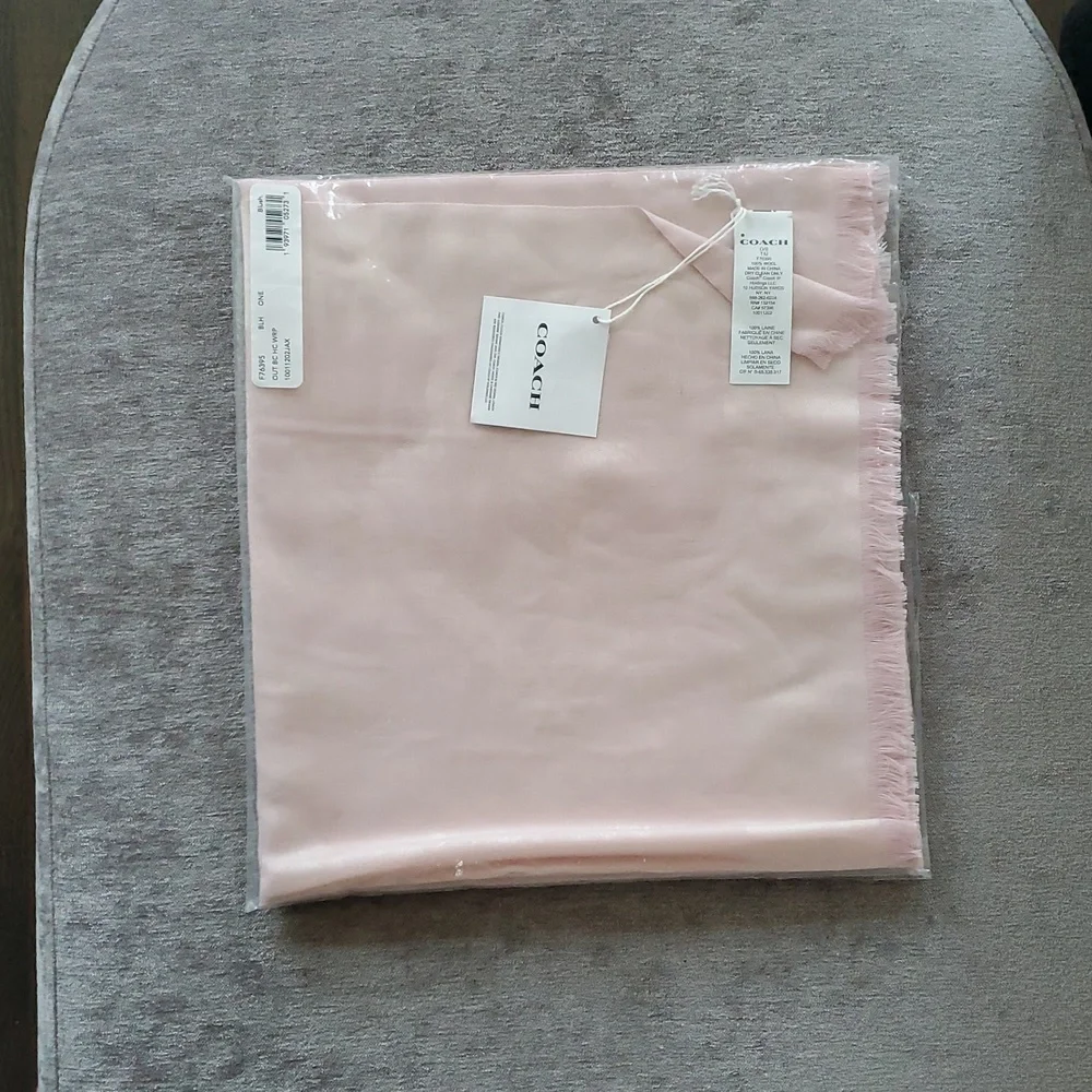 BNWT Coach Extra Fine Wool Rectangular Scarf In Blush Pink - Picture 6 of 6